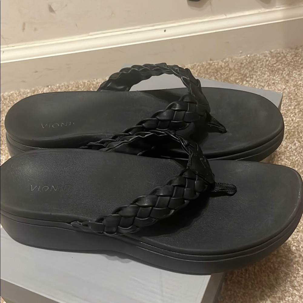 Vionic Black Minimalist Sandals